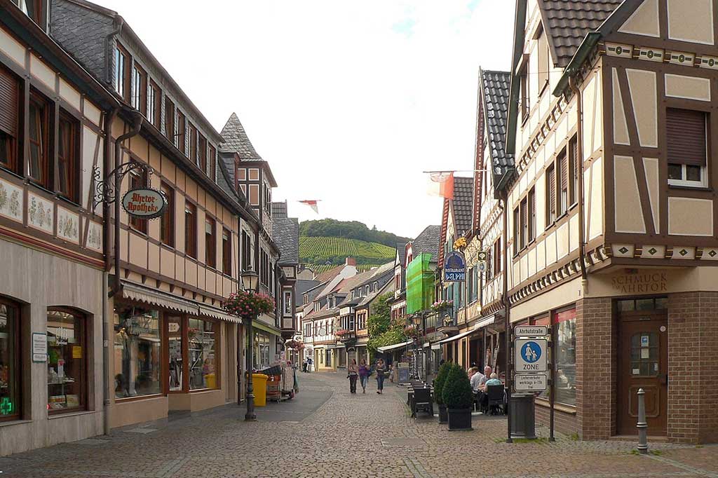 1280px-Ahrweiler_Fußgängerzone_2016